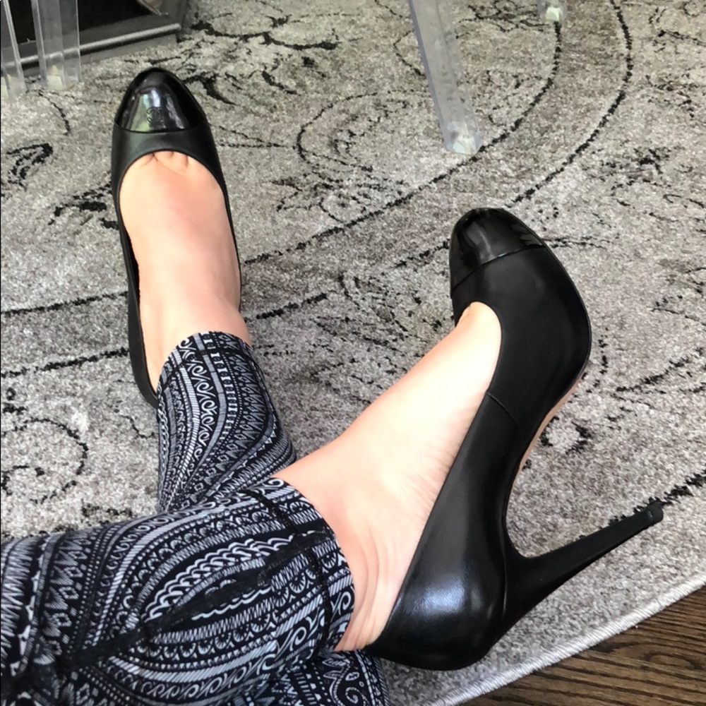 Chanel Escarpons black pumps.